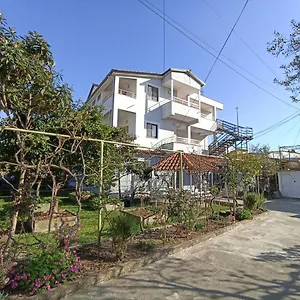 Osmani Landhuis Durrës