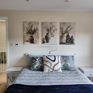 Frühstückspension Clifton House O2 & Excel With Private Bathroom And Breakfast Option, London